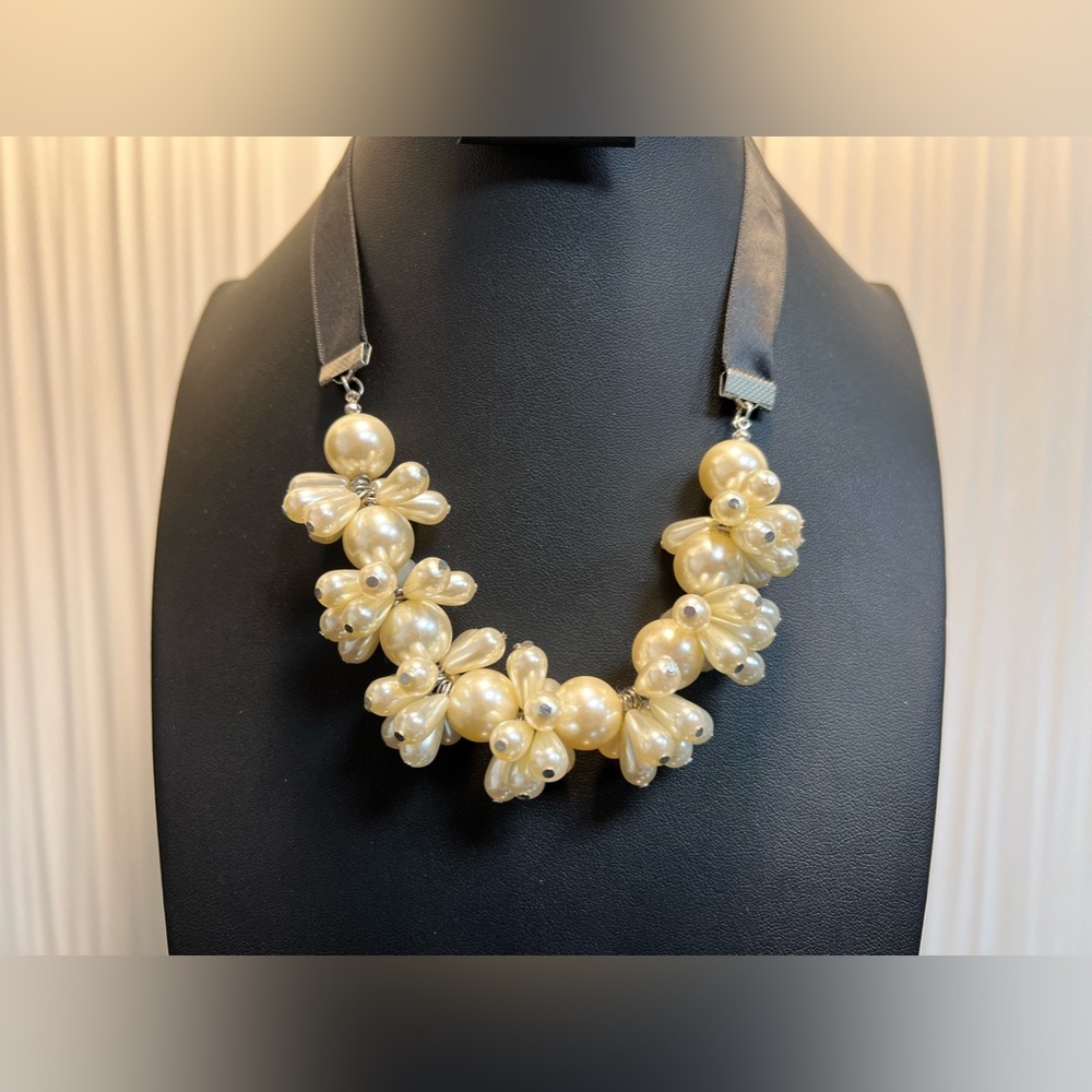 Faux Pearl Flowers Necklace